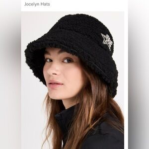 Jocelyn Faux Sherpa Bucket Black Hat w/Star